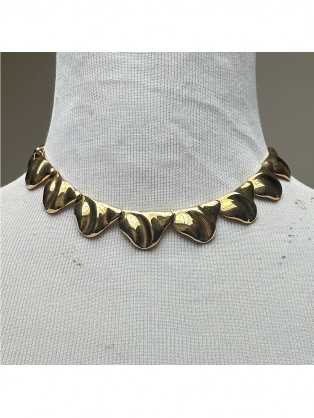 Vintage Sarah Coventry Gold Tone‎ Sculpted Collar Necklace